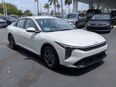 Used 2025 Kia K4 FWD image 3