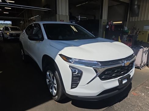 Used 2024 Chevrolet Trax LS w/ Driver Confidence Package FWD image 1