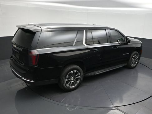 Used 2026 Chevrolet Suburban LS RWD image 21