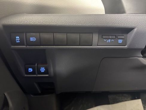 Used 2021 Toyota Sienna Limited image 21