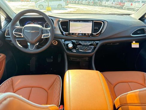 New 2026 Chrysler Pacifica Pinnacle image 3
