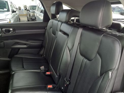 Used 2025 Kia Sorento S image 14