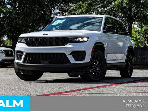 Used 2025 Jeep Grand Cherokee Altitude AWD/4WD image 3