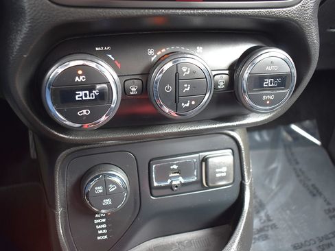 Used 2016 Jeep Renegade Trailhawk w/ Premium Trailhawk Package AWD/4WD image 63