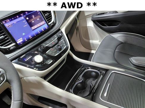 Certified 2024 Chrysler Pacifica Limited image 5