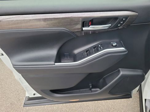 Used 2023 Toyota Highlander Limited image 16