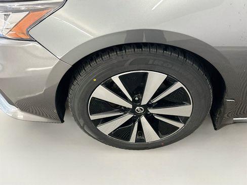 Used 2022 Nissan Altima 2.5 SV w/ SV Premium Package FWD image 11