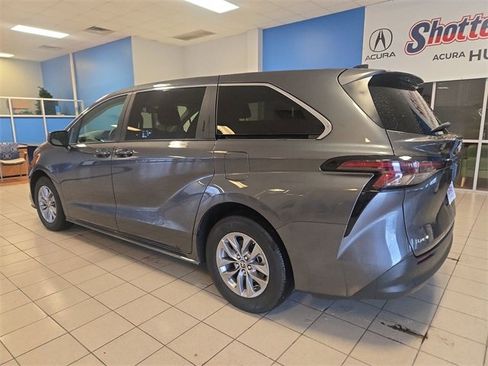 Used 2025 Toyota Sienna LE image 6