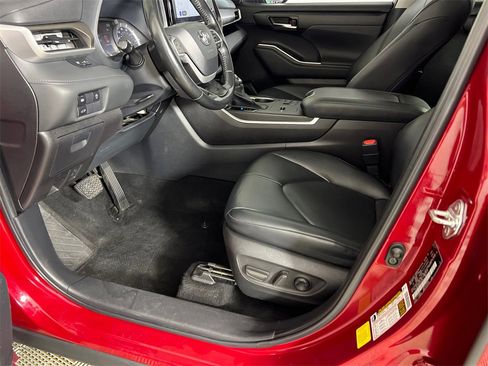 Used 2023 Toyota Highlander XLE image 10