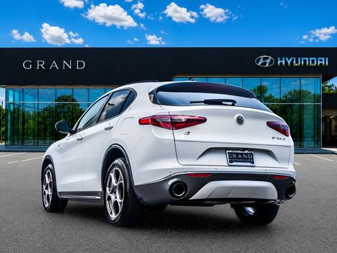 Used 2023 Alfa Romeo Stelvio Ti AWD/4WD image 3