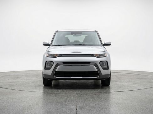 Used 2025 Kia Soul LX w/ LX Technology Package FWD image 2