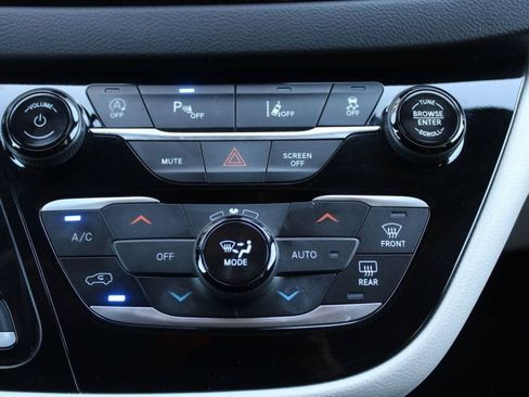 Used 2024 Chrysler Pacifica Touring-L FWD image 27