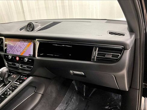 Used 2025 Porsche Macan w/ Premium Package Plus image 28