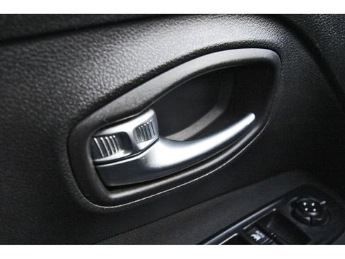 Used 2015 Jeep Renegade Latitude AWD/4WD image 21