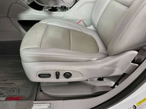 Used 2021 GMC Acadia SLT w/ LPO, Floor Liner Package FWD image 9