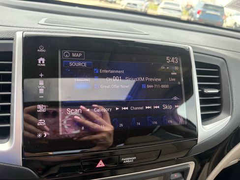Certified 2018 Honda Pilot Touring image 21