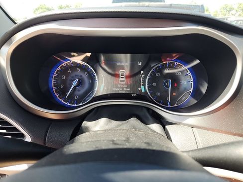 Used 2023 Chrysler Pacifica Touring-L FWD image 8