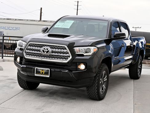 Used 2016 Toyota Tacoma TRD Sport image 10