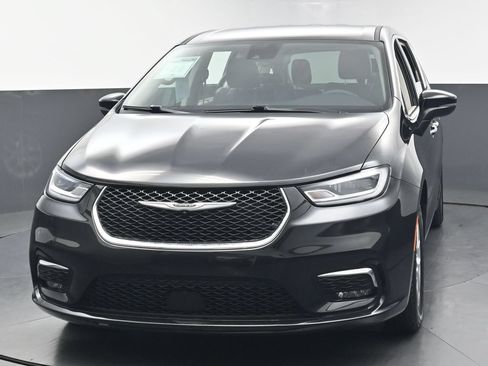 Used 2023 Chrysler Pacifica Touring-L FWD image 10