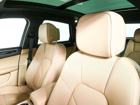 Certified 2025 Porsche Macan image 5