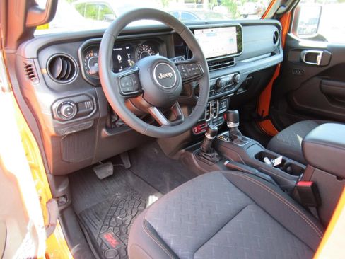 Certified 2025 Jeep Gladiator Mojave w/ Convenience Group AWD/4WD image 16