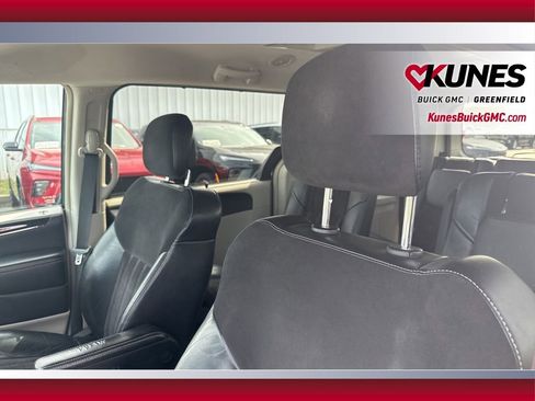 Used 2014 Chrysler Town & Country Touring-L FWD image 18