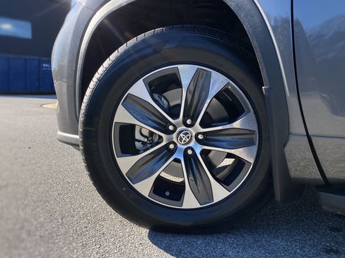 Used 2022 Toyota Highlander XLE image 18