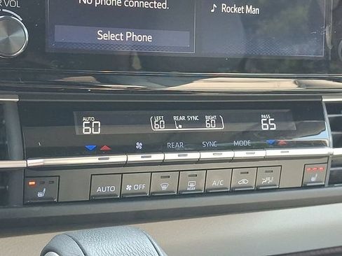 Used 2023 Toyota Sienna XLE AWD/4WD image 17