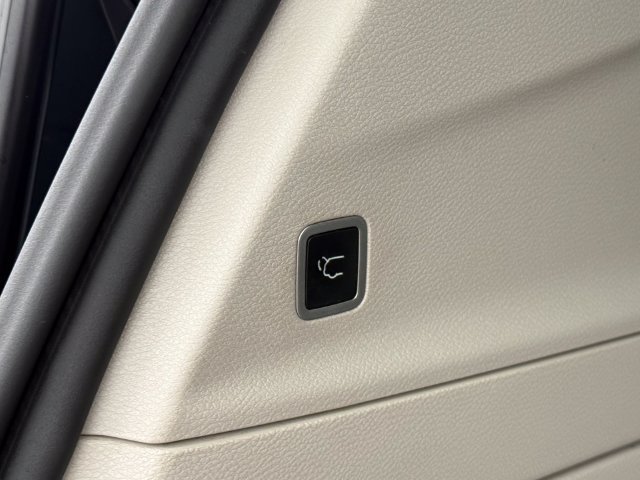 Used 2019 Chrysler Pacifica Limited FWD image 32
