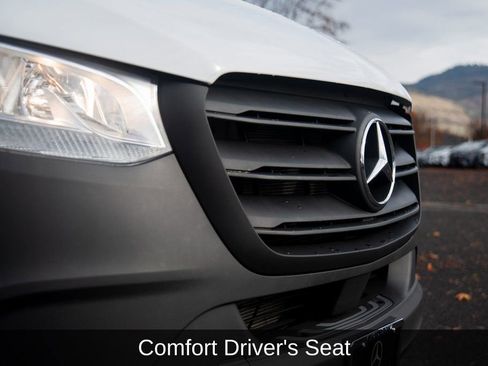 Used 2025 Mercedes-Benz Sprinter 2500 image 18