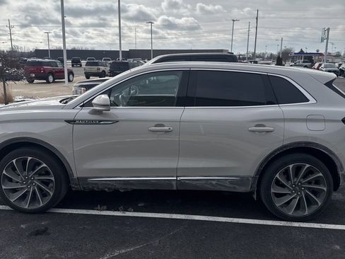 Used 2022 Lincoln Nautilus Reserve w/ Equipment Group 202A image 9