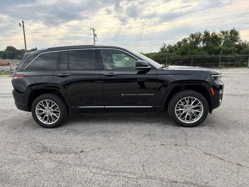 Used 2022 Jeep Grand Cherokee Summit w/ Advanced Protech Group IV AWD/4WD image 4