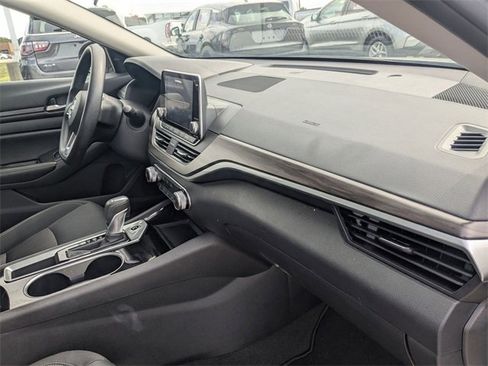 Used 2024 Nissan Altima 2.5 SV image 32