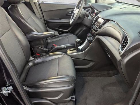 Used 2022 Chevrolet Trax LT w/ LT Convenience Package image 19