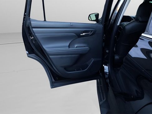 Certified 2022 Toyota Highlander XLE image 39