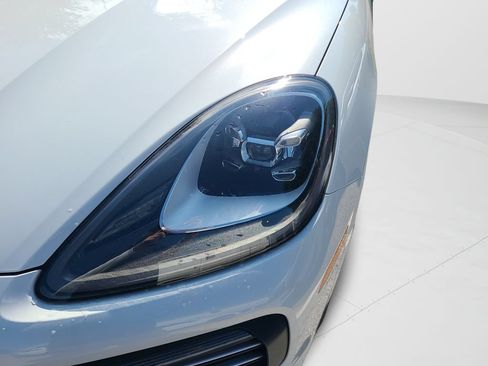 Used 2022 Porsche Cayenne AWD/4WD image 7