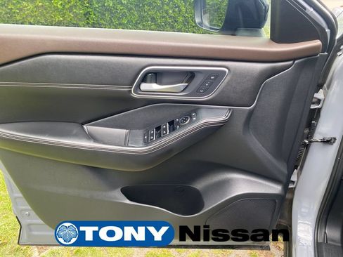 Used 2021 Nissan Rogue Platinum FWD image 13