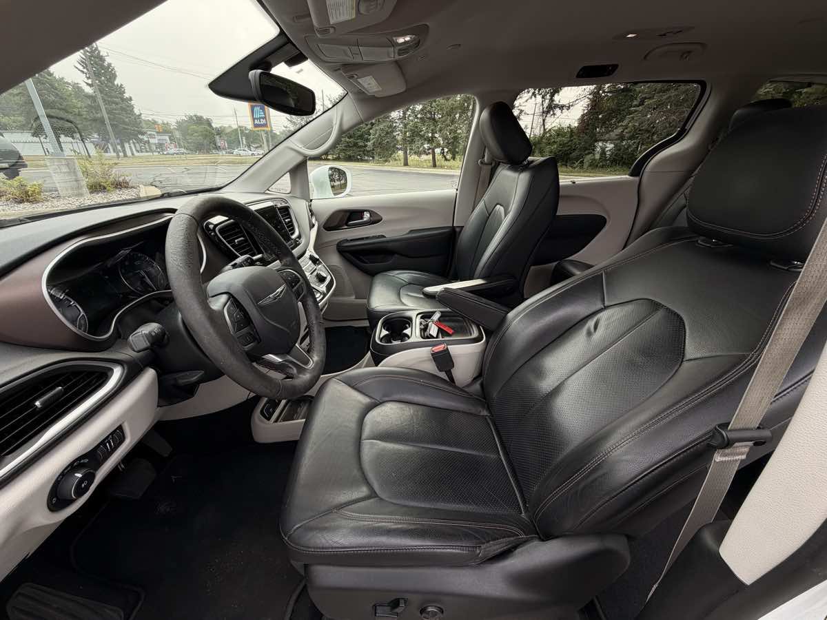 Used 2019 Chrysler Pacifica Touring-L FWD image 12
