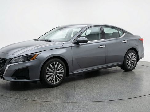 Used 2025 Nissan Altima 2.5 SV FWD image 3