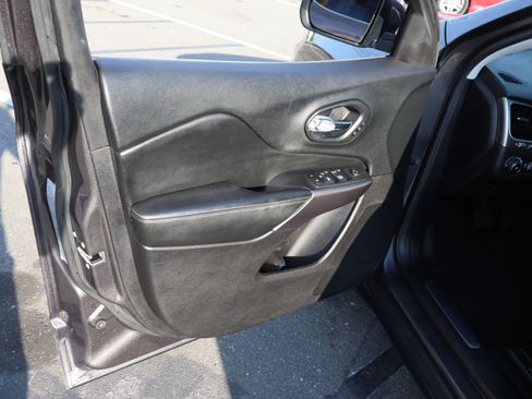 Used 2020 Jeep Cherokee Limited FWD image 15