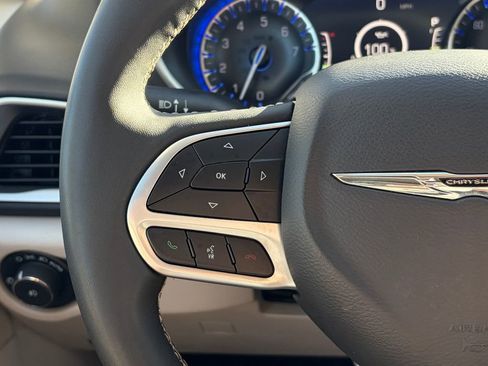 Used 2024 Chrysler Pacifica Touring-L image 12