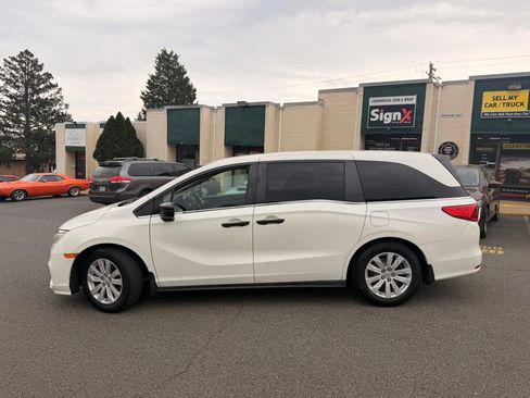 Used 2018 Honda Odyssey LX image 3