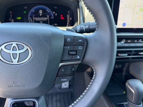 Used 2025 Toyota Camry SE FWD image 18