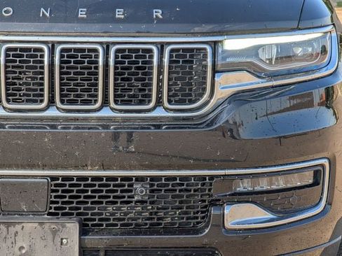 Used 2024 Jeep Wagoneer L Series II RWD image 8