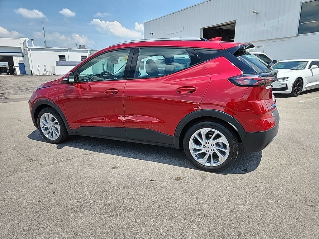 Used 2023 Chevrolet Bolt EUV LT w/ Comfort Package FWD image 9