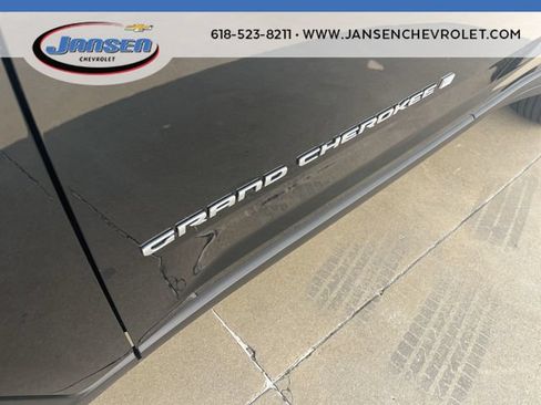 Used 2025 Jeep Grand Cherokee Laredo AWD/4WD image 31