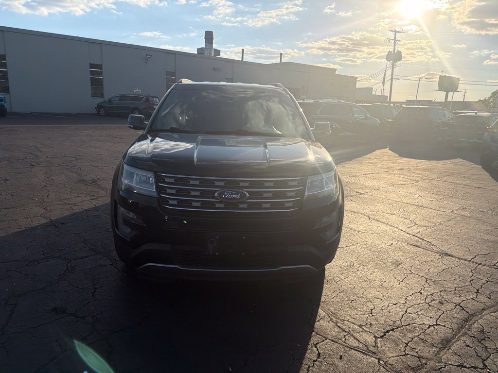 Used 2016 Ford Explorer XLT w/ Equipment Group 202A AWD/4WD image 3