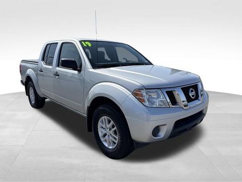 Used 2019 Nissan Frontier SV image 1
