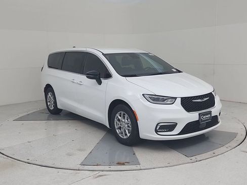 New 2026 Chrysler Pacifica Select image 3