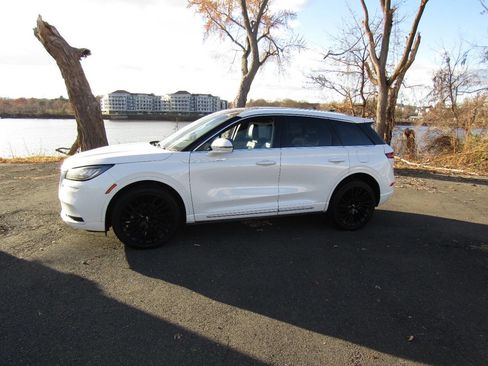 Used 2022 Lincoln Corsair Reserve image 3